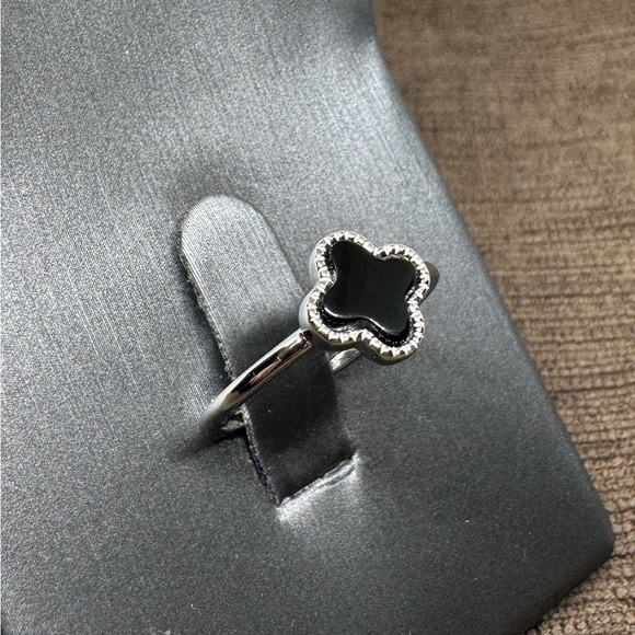 Sterling silverr 4 leaf clover ring - Picture 3 of 9